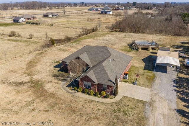 1620 N River Road, Lavaca, AR 72941