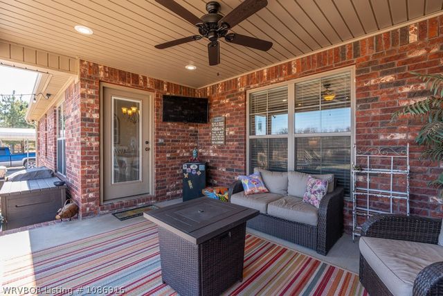 1620 N River Road, Lavaca, AR 72941