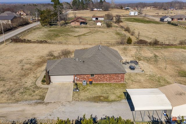 1620 N River Road, Lavaca, AR 72941