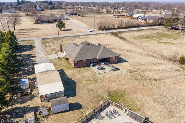 1620 N River Road, Lavaca, AR 72941