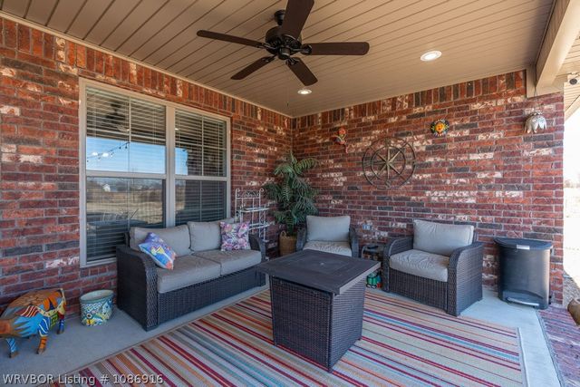 1620 N River Road, Lavaca, AR 72941