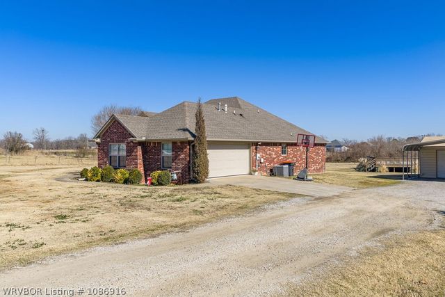 1620 N River Road, Lavaca, AR 72941