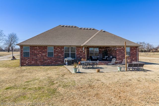 1620 N River Road, Lavaca, AR 72941