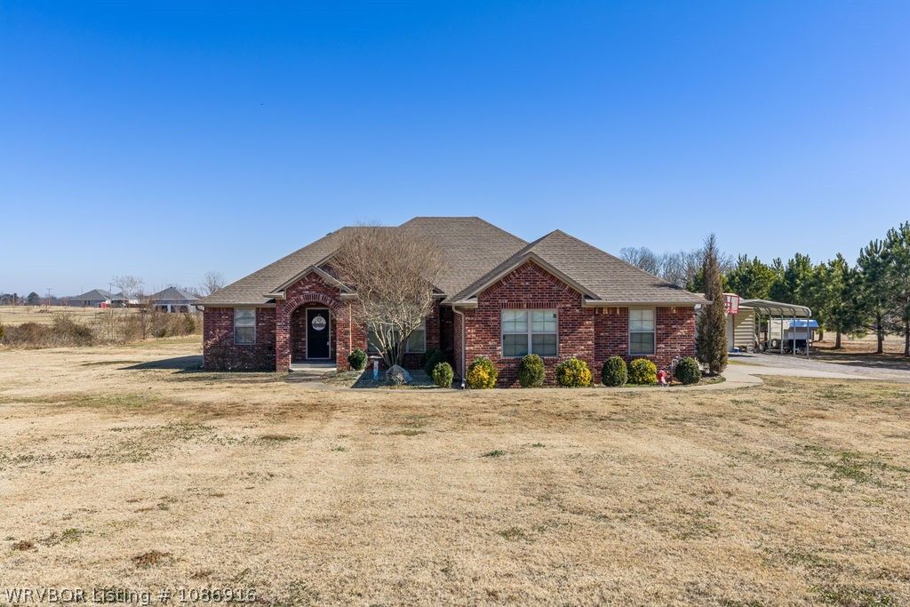 1620 N River Road, Lavaca, AR 72941