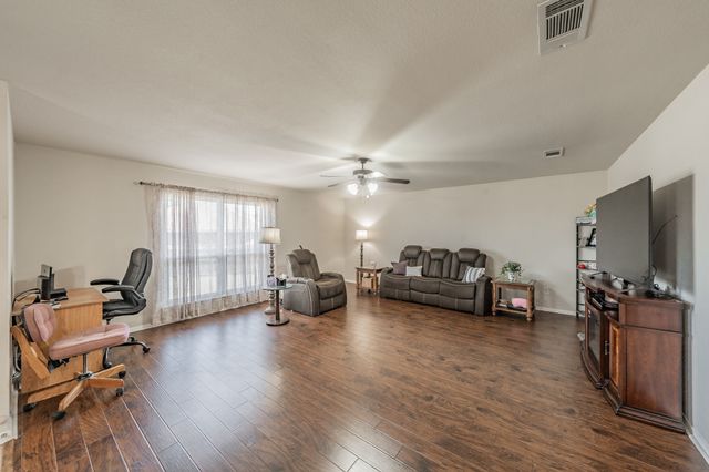 400 Piccadilly Circle, Burleson, TX 76028