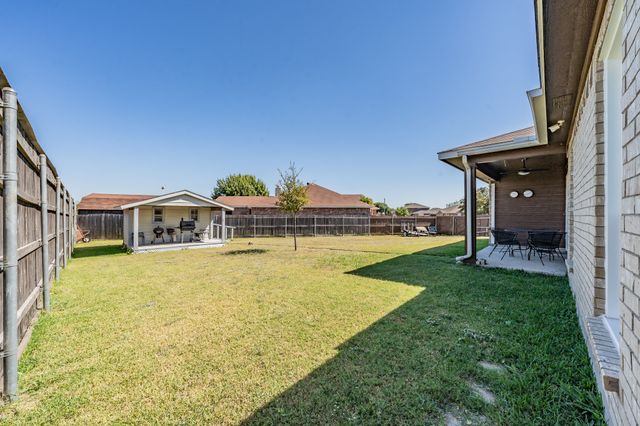 400 Piccadilly Circle, Burleson, TX 76028