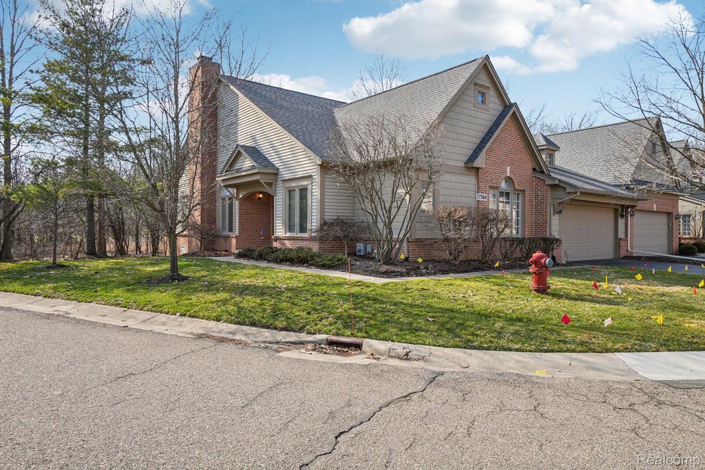 7366 Crackling Creek Circle 1, West Bloomfield Charter Township, MI 48322