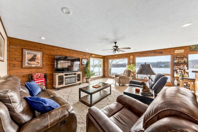5420 Peninsula DRIVE, Waterford, WI 53185