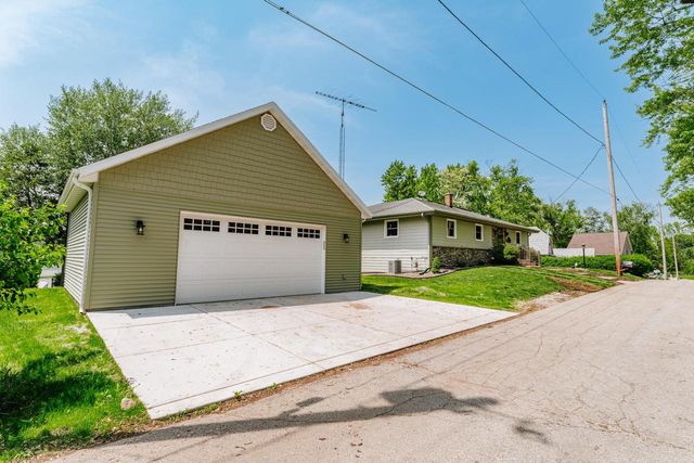 5420 Peninsula DRIVE, Waterford, WI 53185