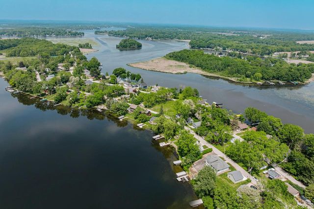 5420 Peninsula DRIVE, Waterford, WI 53185