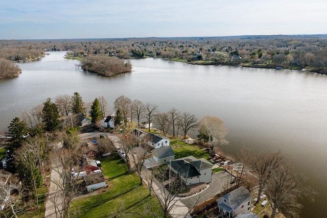 5420 Peninsula DRIVE, Waterford, WI 53185