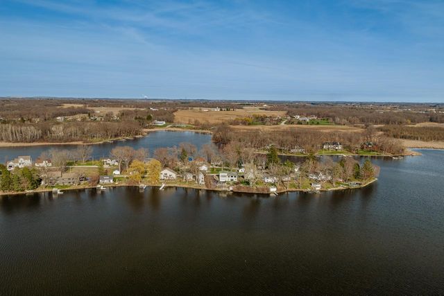 5420 Peninsula DRIVE, Waterford, WI 53185