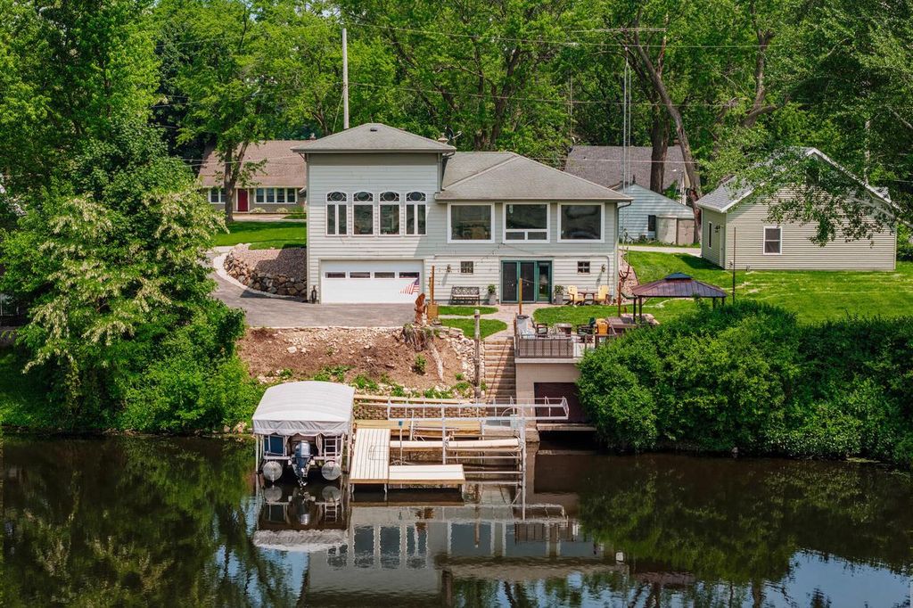 5420 Peninsula DRIVE, Waterford, WI 53185