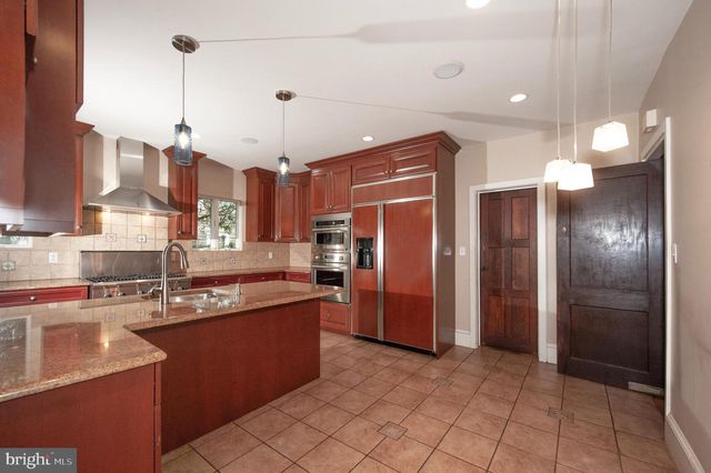 556 SAINT DAVIDS AVE, Wayne, PA 19087