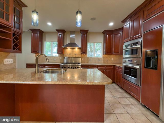 556 SAINT DAVIDS AVE, Wayne, PA 19087