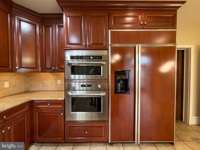 556 SAINT DAVIDS AVE, Wayne, PA 19087