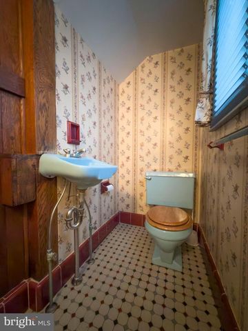 556 SAINT DAVIDS AVE, Wayne, PA 19087