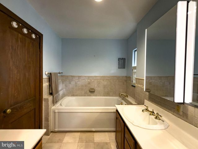 556 SAINT DAVIDS AVE, Wayne, PA 19087