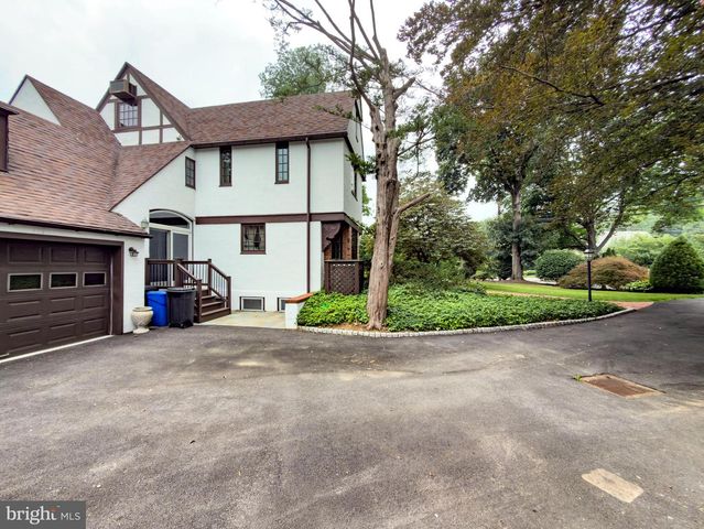 556 SAINT DAVIDS AVE, Wayne, PA 19087