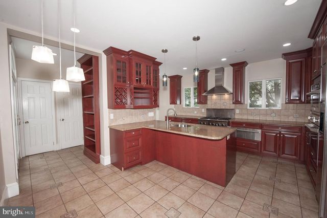 556 SAINT DAVIDS AVE, Wayne, PA 19087