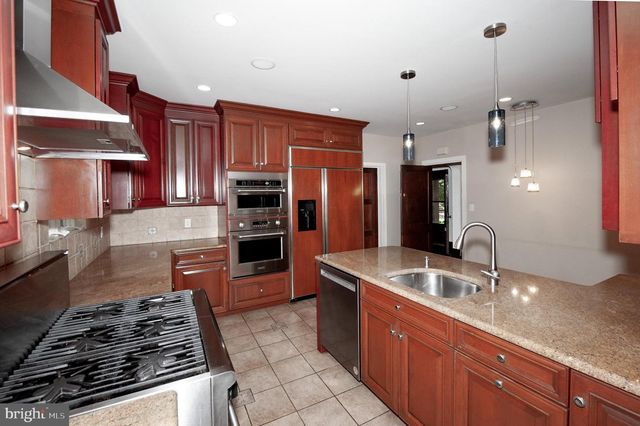 556 SAINT DAVIDS AVE, Wayne, PA 19087
