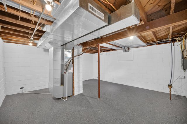 1405 E 37th Street, Des Moines, IA 50317