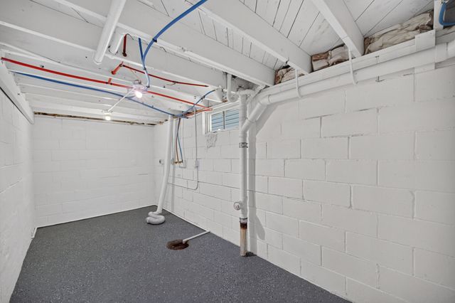 1405 E 37th Street, Des Moines, IA 50317