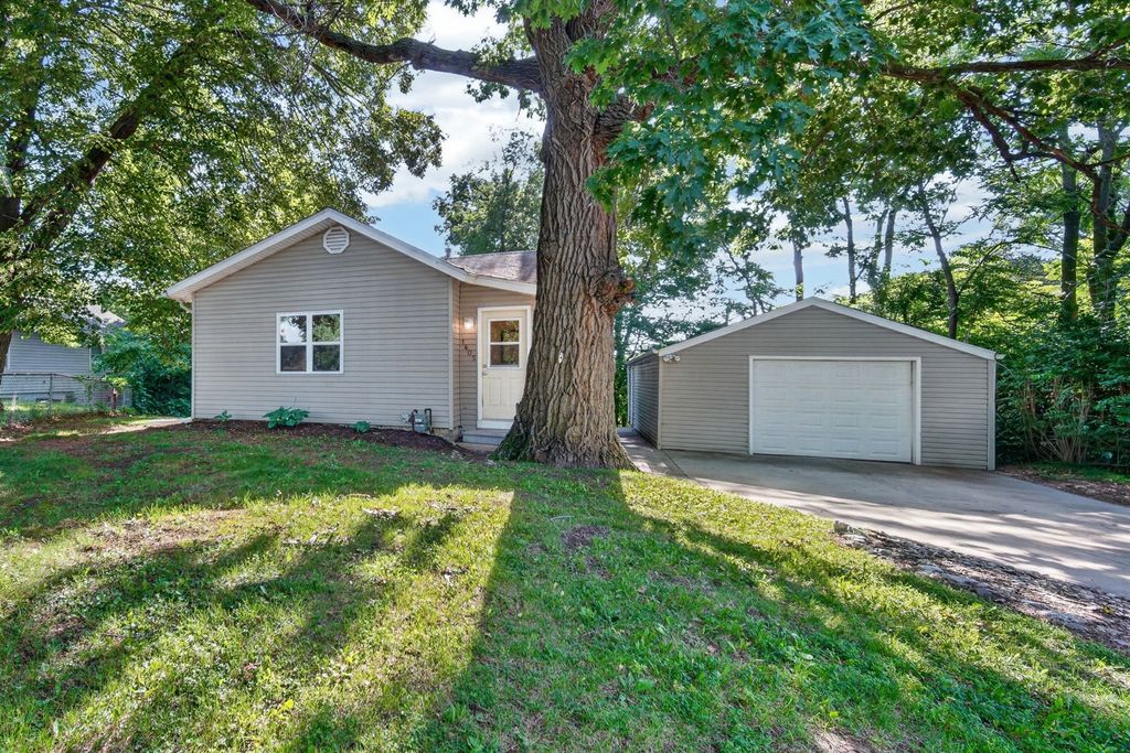 1405 E 37th Street, Des Moines, IA 50317