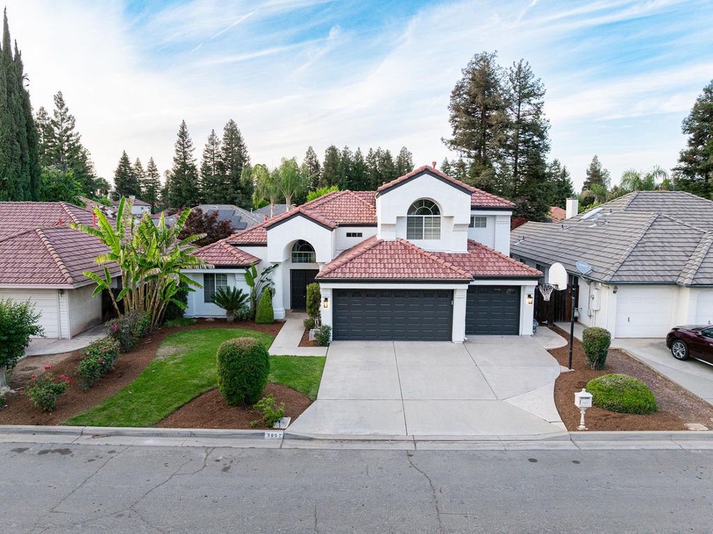 Image 2 of property listing at 3652 W Tenaya Way, Fresno, CA 93711