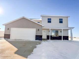 2709 Audubon Loop, Minot, ND 58701