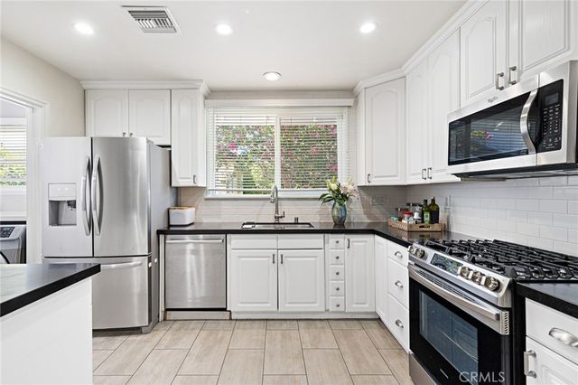 19438 Calvert Street, Tarzana, CA 91335