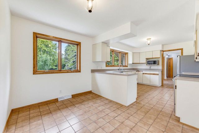 N5471 Loraine DRIVE, Fredonia, WI 53021