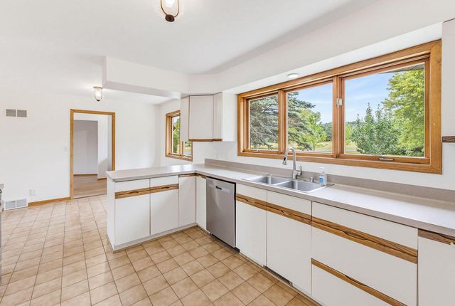 N5471 Loraine DRIVE, Fredonia, WI 53021