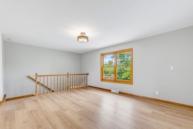 N5471 Loraine DRIVE, Fredonia, WI 53021