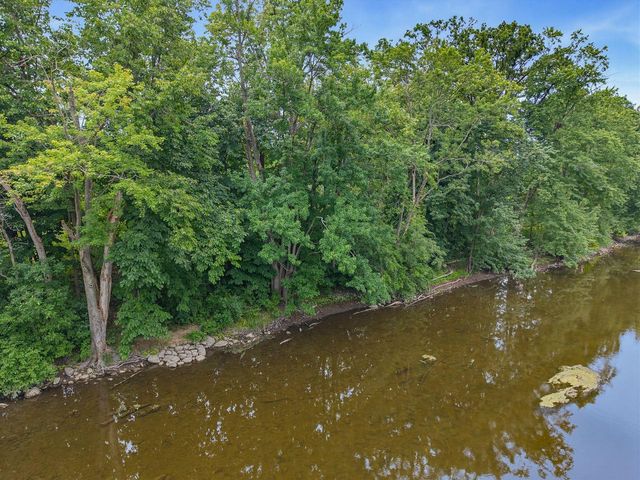 N5471 Loraine DRIVE, Fredonia, WI 53021