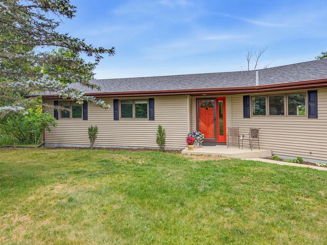 N5471 Loraine DRIVE, Fredonia, WI 53021