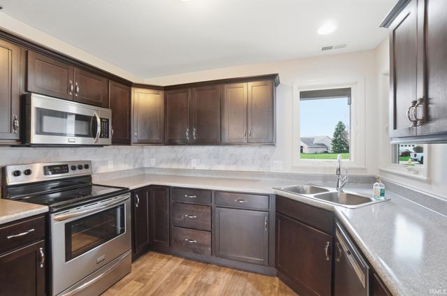 1672 Sunpointe Cove, New Haven, IN 46774