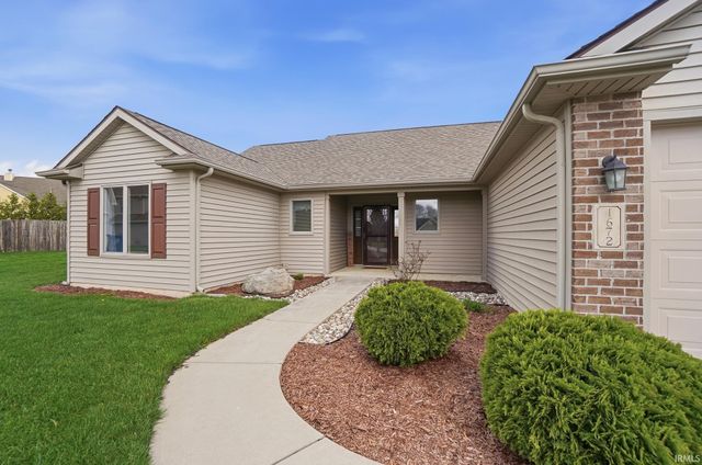 1672 Sunpointe Cove, New Haven, IN 46774