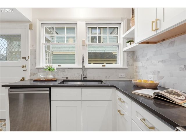 2451 Se SALMON St, Portland, OR 97214