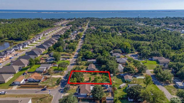 1689 Oak Dr, Gulf Breeze, FL 32563