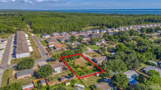 1689 Oak Dr, Gulf Breeze, FL 32563