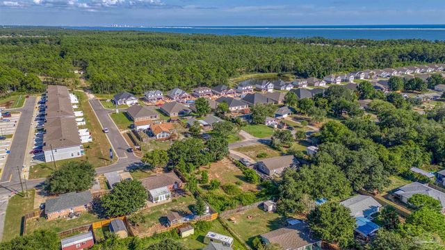 1689 Oak Dr, Gulf Breeze, FL 32563