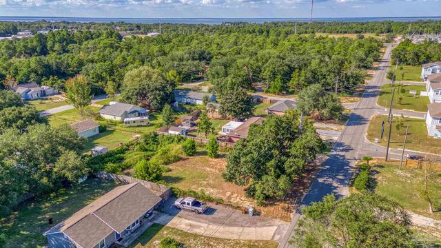 1689 Oak Dr, Gulf Breeze, FL 32563