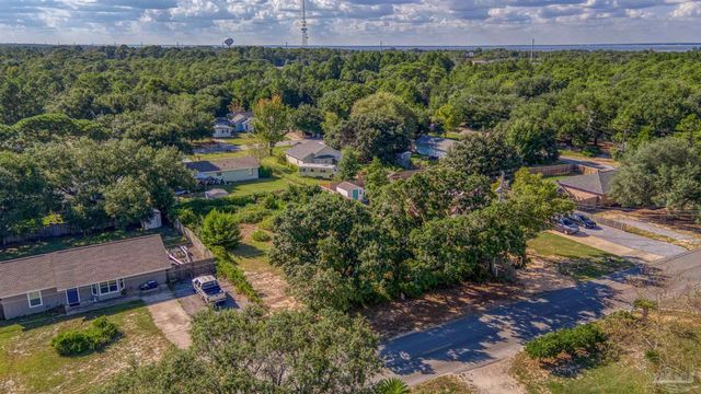 1689 Oak Dr, Gulf Breeze, FL 32563