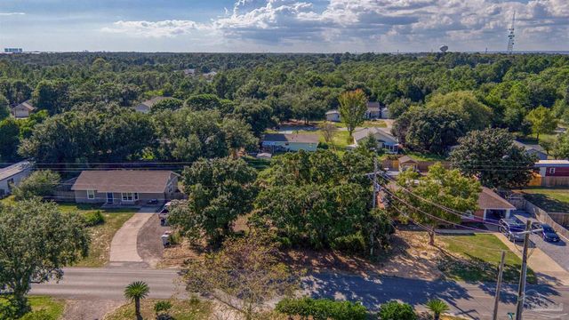 1689 Oak Dr, Gulf Breeze, FL 32563