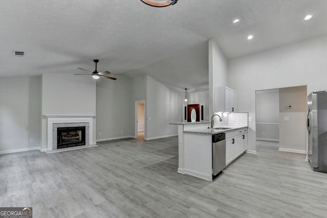 437 Crested View Drive, Loganville, GA 30052