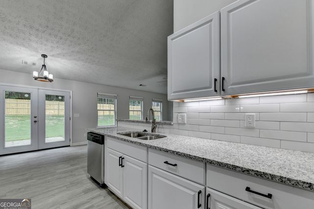 437 Crested View Drive, Loganville, GA 30052