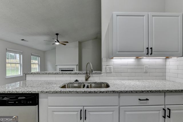 437 Crested View Drive, Loganville, GA 30052