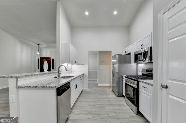 437 Crested View Drive, Loganville, GA 30052