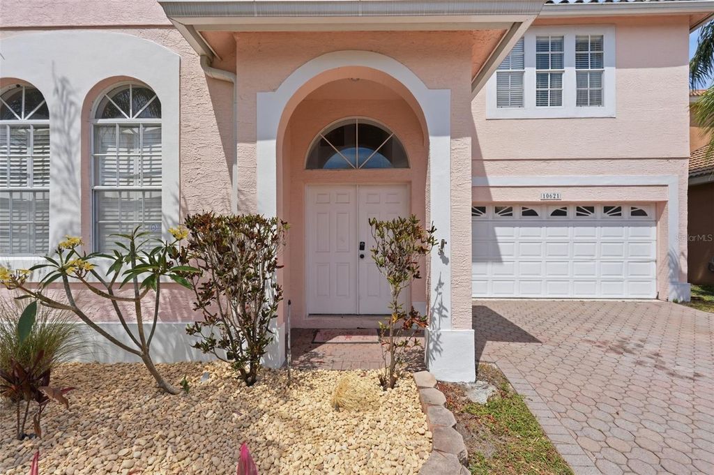 Image 4 of property listing at 10621 HATTERAS DRIVE, Tampa, FL 33615